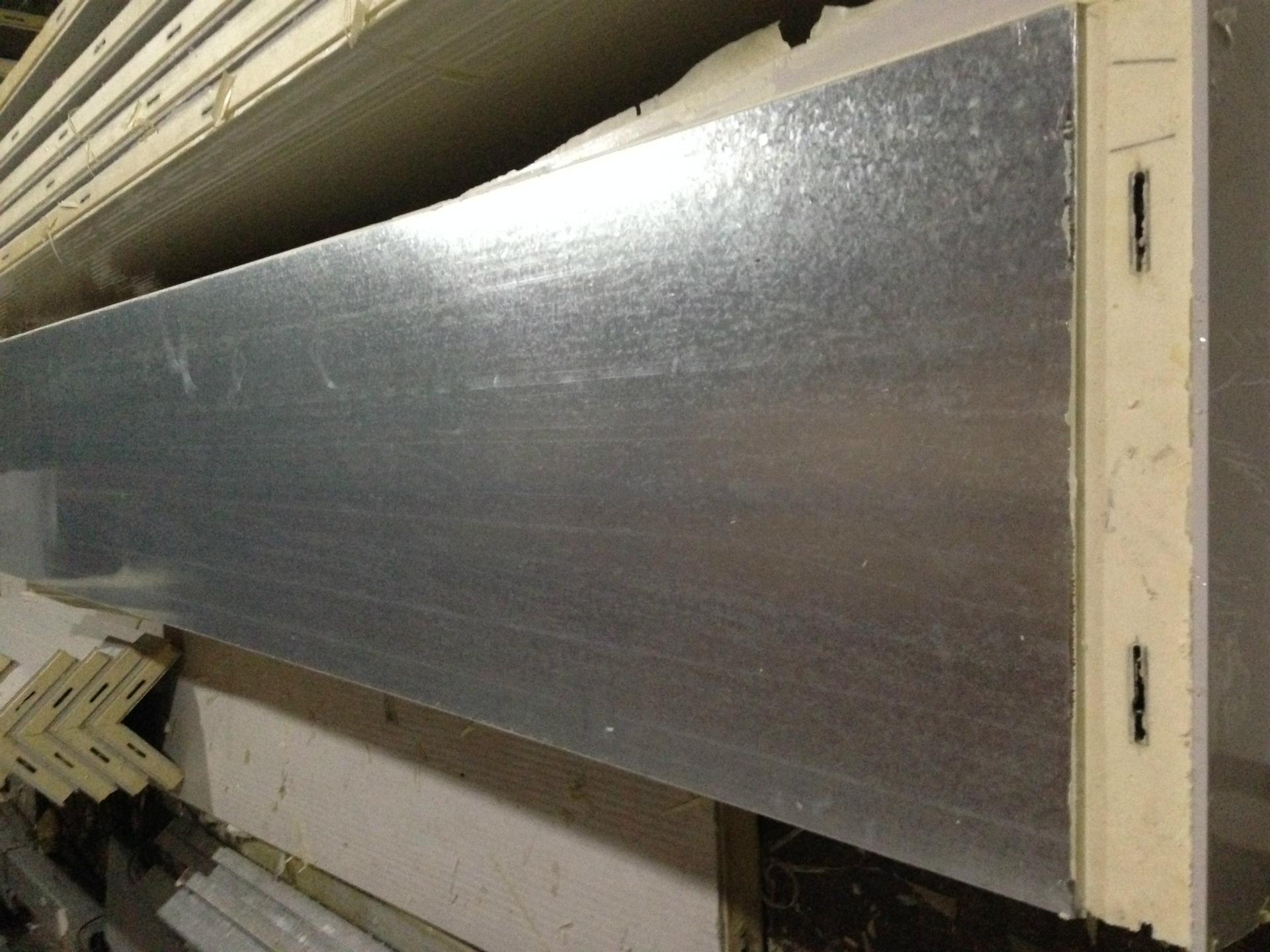 ​​​​​​​耐火风管做法：在风管外壁采用工业一体化硅酸钙复合板进行防火包覆