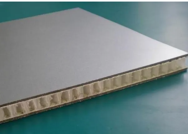 夹层防火隔热层采用不燃环保陶瓷纤维板 ，容重≥100kg/m3，内外彩钢板（0.21mm）,风管整体厚度≥30mm（耐火极限:1h）
