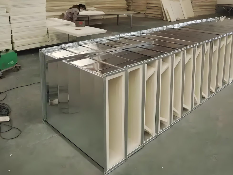 采用3mm无机防火层+19mm容重:130kg/m3岩像+3mm无机防火层一体结构-装配式一体化防排烟风管